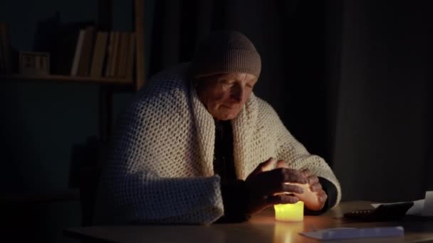 Zamrzlý Starší Muž Teplém Saku Snaží Zahřát Dlaně Nad Hořící — Stock video