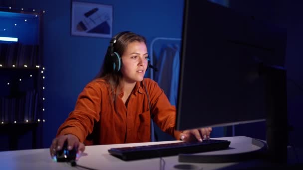 Злая Компьютерная Женщина Геймер Ломает Клавиатуру После Поражения Онлайн Видеоигре — стоковое видео