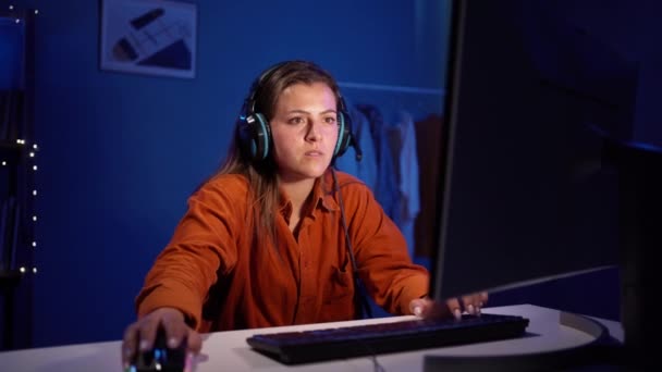 Schockiert Glückliche Junge Frau Mit Headset Spielen Und Gewinnen Computerspiel — Stockvideo