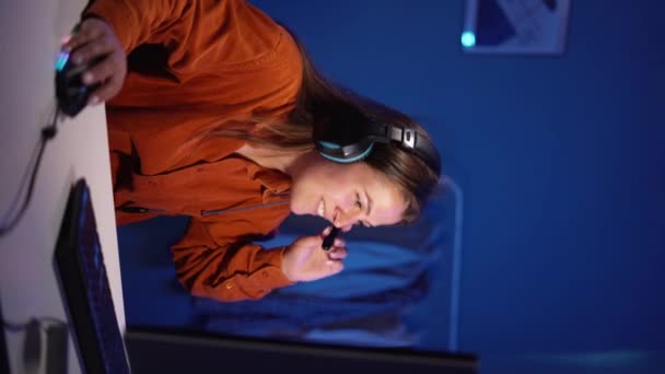 Aufgeregtes Spielermädchen Headset Mit Mikrofon Spielt Online Videospiel Computer Gespräche — Stockvideo