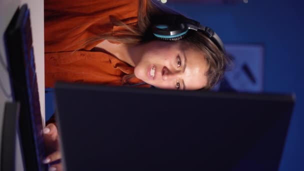Молодая Сконцентрированная Женщина Pro Gamer Играет Онлайн Видеоигру Комнате Неоновым — стоковое видео