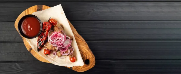 Grillat Kött Spett Kebab Shish Kebab Med Grönsaker Mörkt Trä — Stockfoto