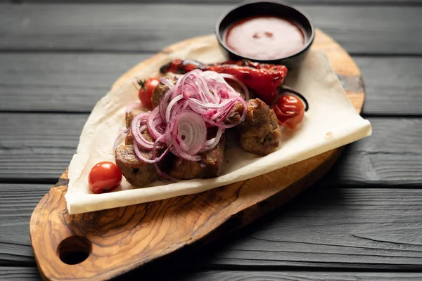 Heerlijke Gegrilde Vleesspiesjes Kebab Shish Kebab Met Groenten Ketchup Geserveerd — Stockfoto