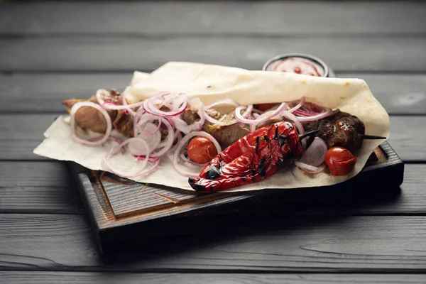 Brochetas Carne Parrilla Kebab Shish Verduras Saludables Cebolla Pimientos Sobre — Foto de Stock