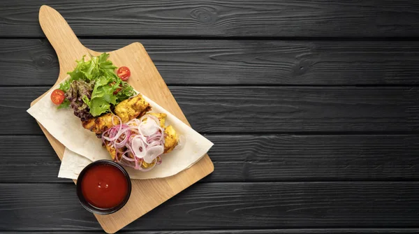 Kip Shish Kebab Met Groenten Saus Bovenaanzicht Voorjaarspicknick Een Spandoek — Stockfoto