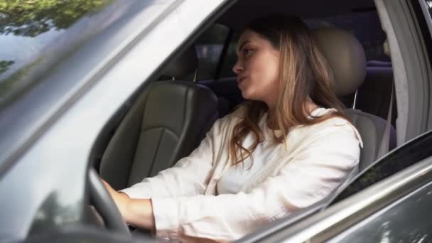 Motorista Menina Positiva Desfrutar Carro Passeio Sob Hits Playlist Música — Vídeo de Stock