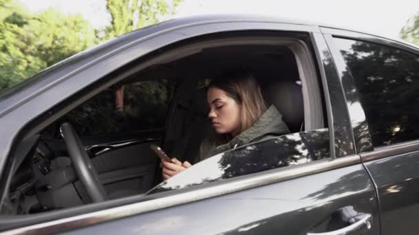 Dsr Kameralı Bir Kadın Arabanın Içinde Oturup Fotoğraf Çekiyor Özel — Stok video