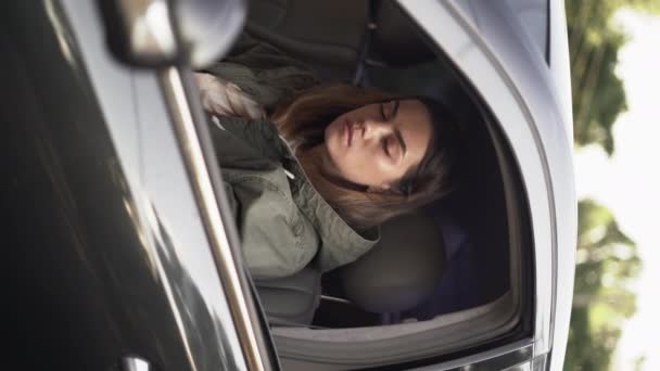 年轻的女间谍在车里用变焦镜头拍照 侦探代理概念 垂直录像 — 图库视频影像