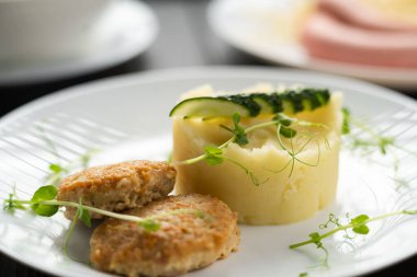 Siyah ahşap zemin üzerinde et pirzolası olan patates püresi. Restoranda çocuk menüsü. Yakın plan. Boşluğu kopyala