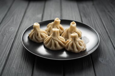 Geleneksel Gürcistan yemeği Khinkali Kalakuri. Tahta tabakta, üst tarafta. Boşluğu kopyala