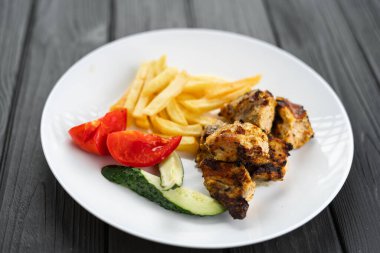 Ahşap masada ızgara domuz eti ve sebze. Üst görünüm