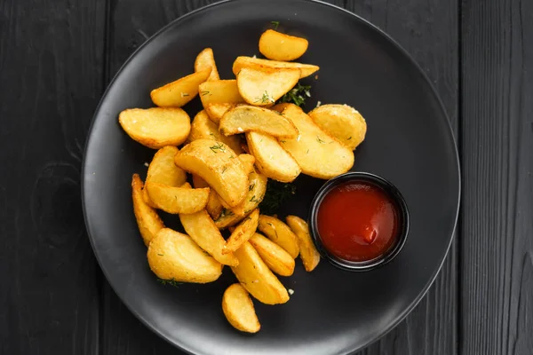 Gebakken Aardappelschijfjes Aardappelen Met Saus Donkere Achtergrond Een Bord Bovenaanzicht — Stockfoto