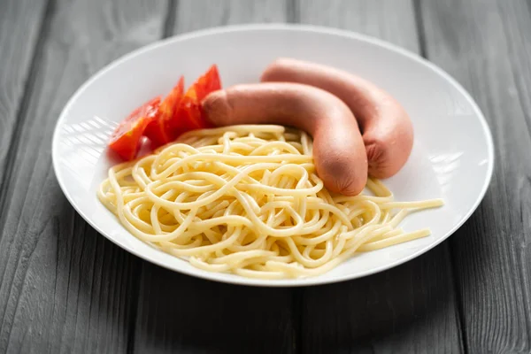 Tabakta Spagetti Olan Sıcak Sosisler Bir Kafe Restoranın Çocuk Menüsü — Stok fotoğraf