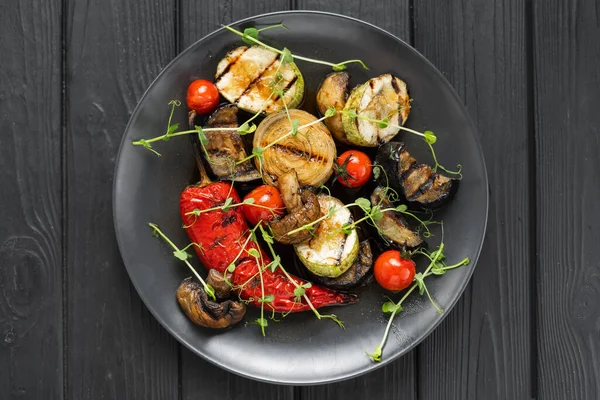 烤蔬菜红辣椒 西葫芦 樱桃西红柿 蘑菇和洋葱在一个黑色的石板上 顶部视图 黑色背景 餐馆里的烤肉菜单 黑色背景 — 图库照片