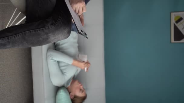 心理学者の任命でソファの上に感情を横にリラックスした若い女性 精神療法だ 精神的な助けの概念 垂直ビデオ — ストック動画