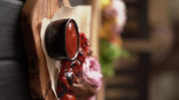 烤肉串 在餐厅的木板上加入洋葱和甜椒的什锦烤面包 烧烤食物的概念 垂直录像 — 图库视频影像