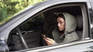 Arabadan gözetleme yapan, profesyonel kamerayla fotoğraf çeken kadın özel dedektif, kapat. Boşluğu kopyala