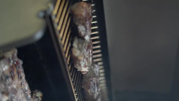 バーベキューグリルで石炭の上にビーフステーキを焼きます火照りで調理します 接近中だ 垂直ビデオ — ストック動画