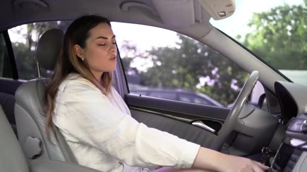 Jonge Mooie Brunette Zet Radio Aan Haar Auto Luistert Naar — Stockvideo