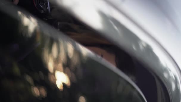 ズームレンズでカメラに写真を撮る車の中で若い女性のスパイ エージェント コンセプト 垂直ビデオ — ストック動画