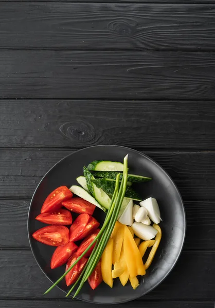 新鲜蔬菜盘与西红柿 洋葱和绿色洋葱在黑暗的木制桌子 顶部视图 垂直横幅 复制空间 — 图库照片