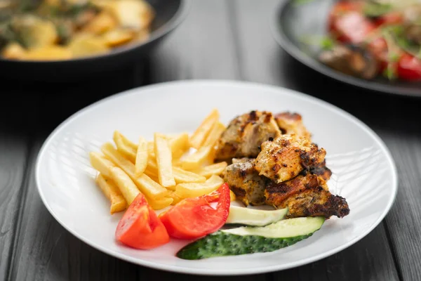 Gegrilde Varkensvlees Groenten Bord Houten Tafel Bovenaanzicht — Stockfoto