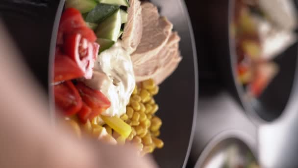 Salata Pui Gătit Porumb Roșii Masă Lemn Închis Amestecând Ingredientele — Videoclip de stoc
