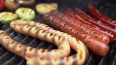 Izgarada sebzeli ızgara sosis, açık havada. Izgara yemek, barbekü konsepti. Yakın plan. 4K