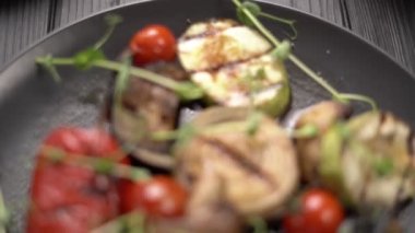 Ahşap bir masada ızgara sebzeli tabak, yakın plan. Doğada yaz pikniği kavramı. 4K