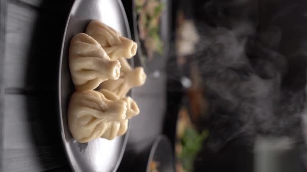 Traditionelles Georgisches Gericht Heiße Chinkali Kalakuri Auf Einem Dunklen Holztisch — Stockvideo