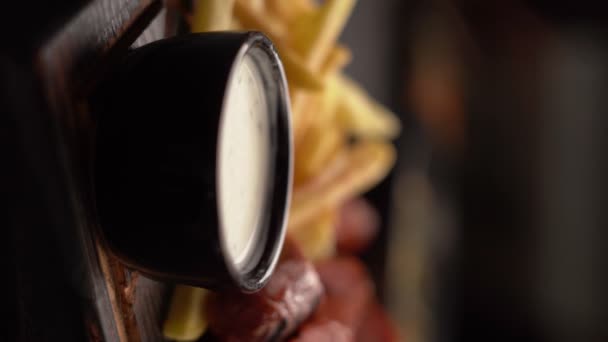 女人的手吃炸薯条加酸奶油酱油 特写镜头 垂直视图 — 图库视频影像
