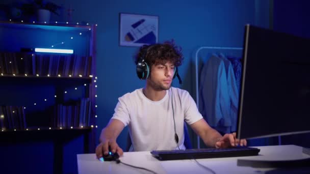 Skoncentrowany Arabski Gracz Grający Strzelanki Gry Wideo Swoim Komputerze Późno — Wideo stockowe