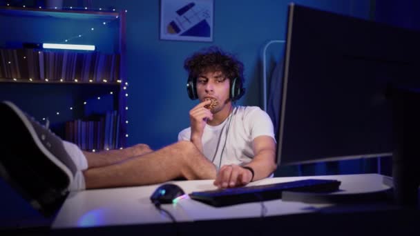 Der Hungrige Arabische Spieler Sitzt Abends Mit Beinen Computer Spielt — Stockvideo
