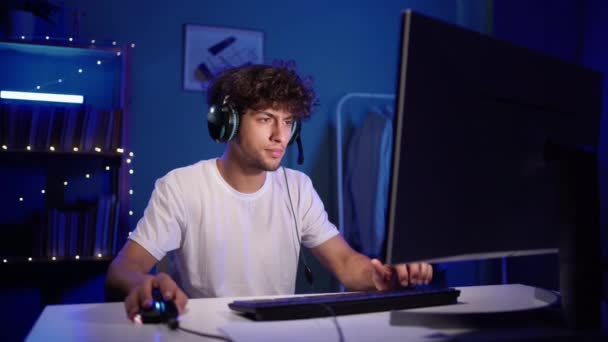 Jeune Homme Arabe Colère Joue Des Jeux Informatiques Maison Bouleversé — Video