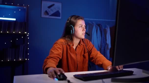 Ung Självsäker Kvinna Som Spelar Online Dataspel Direktuppspelning Hemma Gamer — Stockvideo