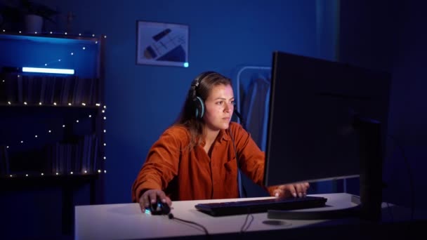 Aufgeregtes Spielermädchen Headset Mit Mikrofon Spielt Online Videospiel Computer Gespräche — Stockvideo