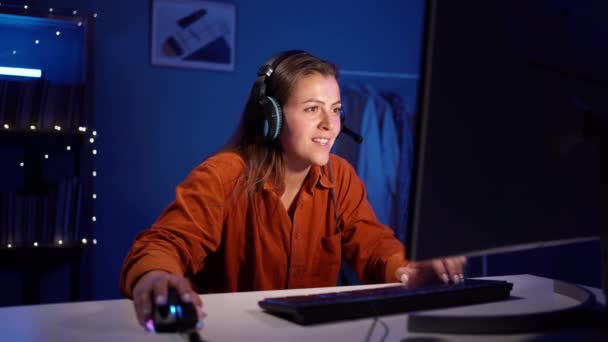 Mladá Koncentrovaná Žena Sluchátkách Pomocí Počítačové Hry Doma Streamování Přehrávat — Stock video
