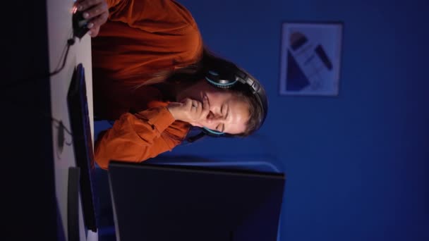 Uykusuzluk Bilgisayar Bağımlılığından Muzdarip Neon Işığı Altında Evde Otururken Çevrimiçi — Stok video
