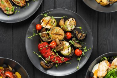 Koyu arka planda, tabakta nefis ızgara sebzeler, üst manzara. Sağlıklı yiyecekler, yaz yemekleri konsepti. Boşluğu kopyala