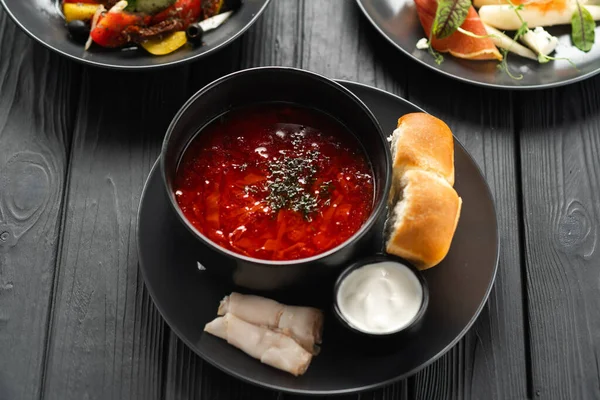 Borscht Ucraniano Tradicional Tigela Borscht Sopa Beterraba Vermelha Com Creme — Fotografia de Stock
