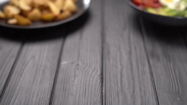 Koyu ahşap masada ketçaplı kızarmış nugget yemeği. Hurda ve sağlıksız yiyecekler. Boşluğu kopyala