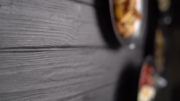 Podawana Sałatka Grillowaną Pierś Kurczaka Świeże Warzywa Misce Drewnianym Stole — Wideo stockowe