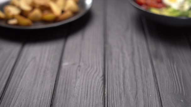 Nugget Goreng Dengan Saus Tomat Disajikan Atas Meja Kayu Gelap — Stok Video