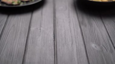 Izgara sebzeler - dolmalık biber, kabak, mikroyeşillikli mantarlar ve koyu ahşap arka planda kurutulmuş otlar, yakın plan. 4K