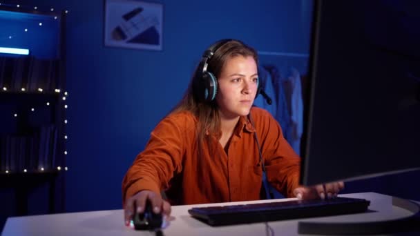 Angry Frustrated Gamer Girl Lost Video Game Threatens Take Revenge — Stockvideo