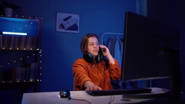 Happy Gamer Girl Computer Room Neon Light Calls Cellphone Smiling — Stockvideo