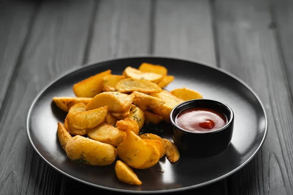 Gebratene Kartoffeln Mit Ketchup Auf Einem Teller Auf Dunklem Holzgrund — Stockfoto