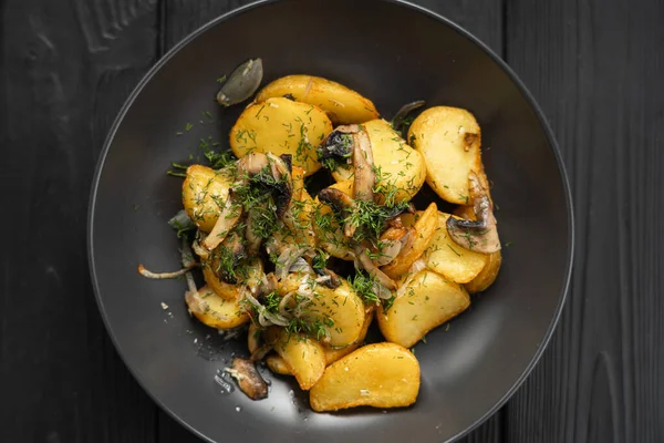 Batatas Fritas Com Cogumelos Cebolas Chapa Fundo Madeira Escuro Vista — Fotografia de Stock
