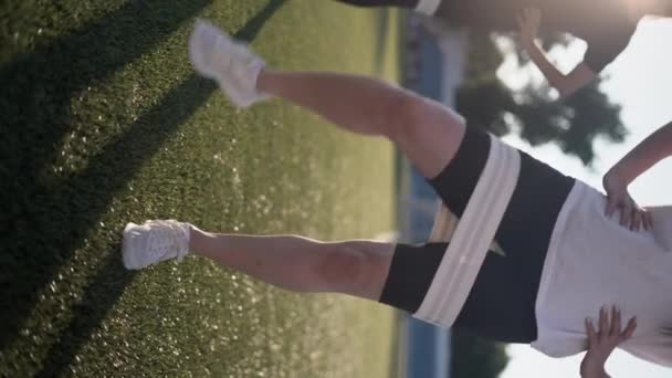 Atletik Kadınlar Dışarıda Direniş Bandıyla Antrenman Yapıyor Sporcu Kızlar Yazın — Stok video