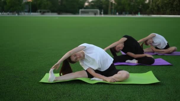 Gruppo Multietnico Donne Che Praticano Esercizio Yoga Allo Stadio Esercizi — Video Stock